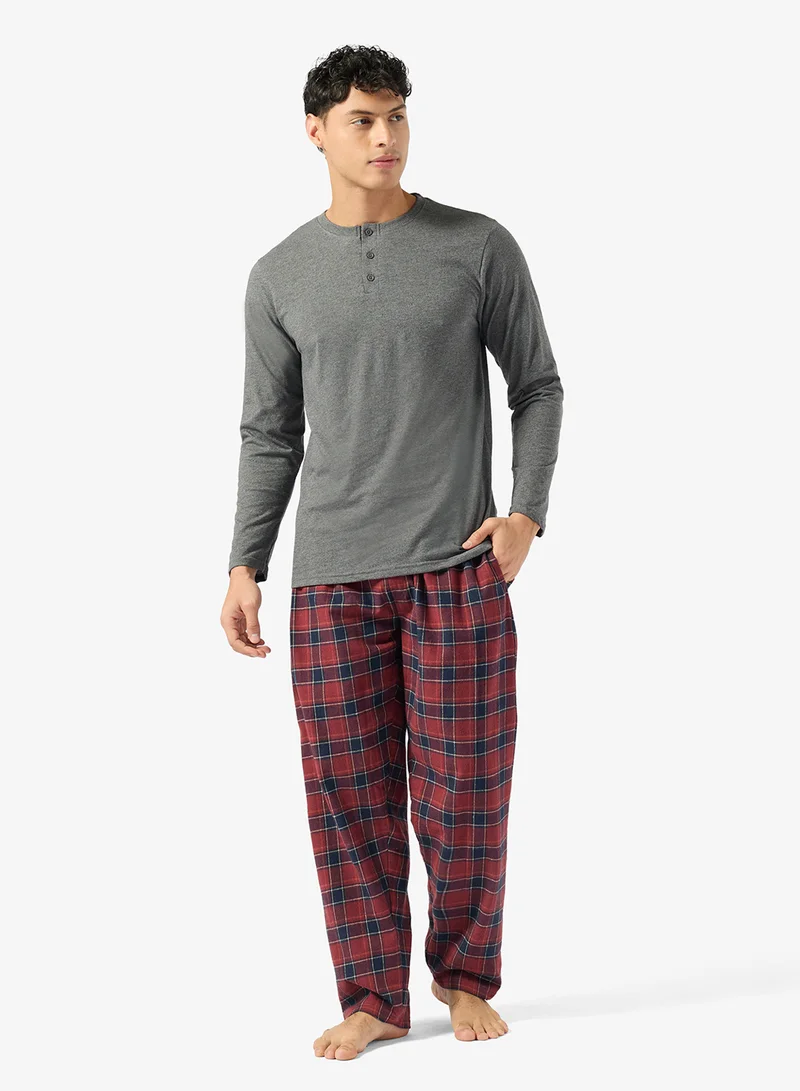 روبرت وود طقم تي شيرت وبنطلون بقصة عادية